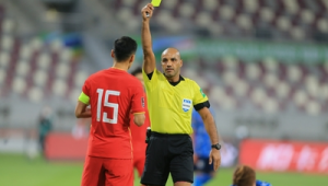 踢足球骂人被罚黄牌是否犯法？法律边界需厘清