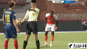 足球裁判挡人是否算犯规,你知道答案吗?