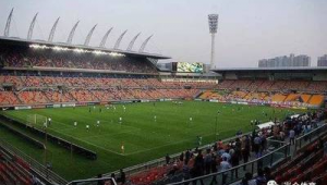 足球比赛现在还有顶棚吗 关于足球比赛场地顶棚情况的探讨