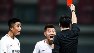 足球吃红牌下场后究竟能否再上场？规则解读与探讨