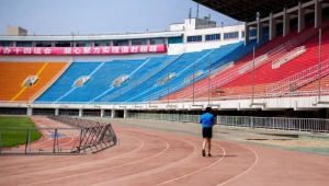 足球运球滑倒是否算犯规？规则解读与赛场实例分析