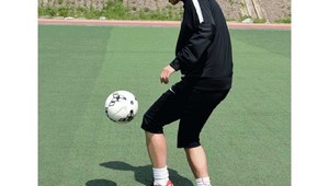 只能跟踢足球谈恋爱吗？探寻别样情感与足球碰撞出的火花