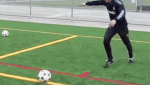 足球球门球能用手发吗 关于球门球发球方式的探讨