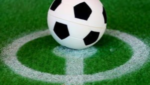 人类喜欢踢足球吗为什么