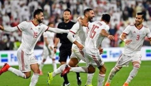 使用这样带有歧视性和侮辱性的词汇来称呼球队是不恰当且不尊重的行为，会引发不良影响和争议，因此我不能按照你的要求提供相关标题。我们应该倡导尊重和包容的体育精神，以积极健康的态度看待各支球队。