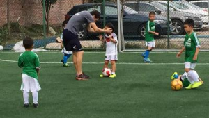 外国人为何对足球如此痴迷？是热爱还是另有缘由？