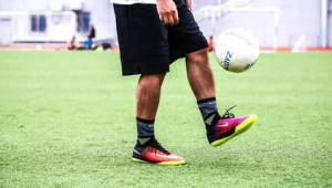 窄脚型穿足球鞋好看吗？颜值与适配性的探讨