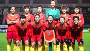 女生进行足球训练能练出腹肌吗