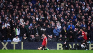 足球滑跪集锦震撼来袭：那些瞬间他们难道不疼吗？