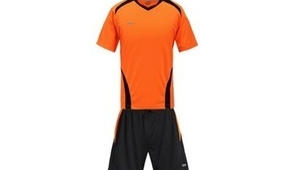 女生足球套装选黑色好看吗