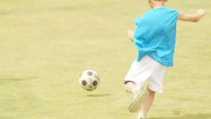 踢足球不能用全部力气吗？探究全力踢球的利弊与技巧