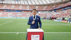 足球比赛解说照片：是真实记录还是另有隐情？