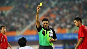 足球场连续黄牌是否违法，背后规则你了解多少？