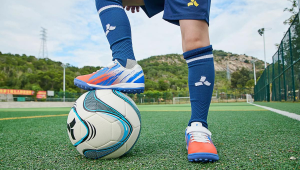 初中生踢足球能用足球鞋吗