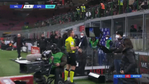 足球踢到别人脚底是否算犯规,这里有你想知道的答案