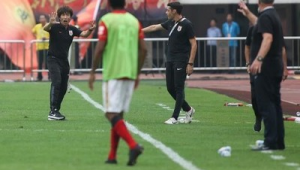 故意挑衅足球放门口违法吗