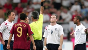 足球比赛中两张黄牌是否必然下场，规则背后的复杂解读