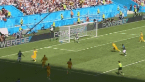 比赛拦足球时踩球行为是否可行探讨