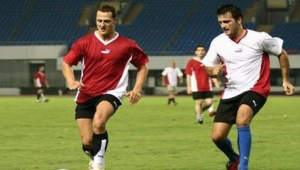 踢足球拉人是否犯规？规则界限究竟在哪？