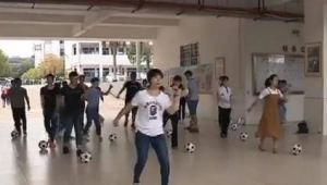 足球真的不能碰球吗