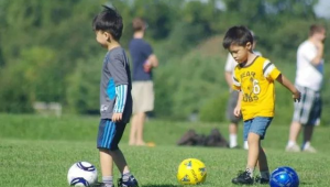 经常踢足球的男人经济状况如何?有钱与否存疑问