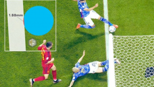 足球出界时刻：边裁手指方向，裁决赛场风云走向