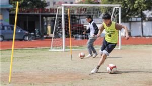 足球绕桩与过杆有区别吗？深度剖析两者差异