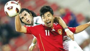 踢足球被撞是否容易倒地？影响因素大揭秘