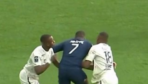 足球生拉硬拽犯规吗