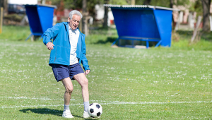 老人拆足球场是否违法引关注，背后真相待解