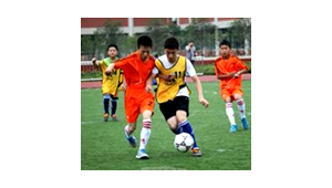 足球被踢向空中时是否受重力，这一问题值得探讨