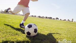踢足球很容易骨折吗？带你深入了解足球运动中的骨折风险