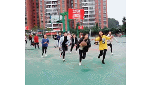 女生玩足球，剪发与否成疑问？发型与足球运动的碰撞探讨