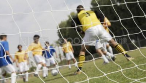 足球比赛中，守门员究竟有没有可能进球？