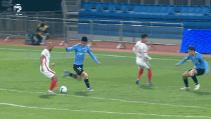 足球赛场：偷看对方战术算犯规？规则界限引深思