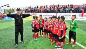 董路当过足球教练吗