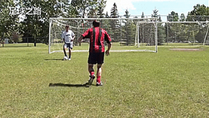 足球虚假接球转身是否犯规，规则判定及争议解析