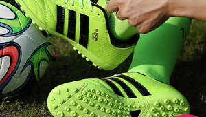 足球护腿板要有袋子吗