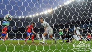 足球裁判吹哨后守方能否抢球,规则细节引关注