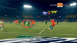 足球打到小臂算手球吗？规则解读与常见争议剖析