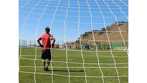 足球躲在门卫后是否违法,这一问题引关注