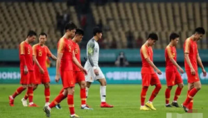 足球输球砸东西算犯规吗?赛场行为边界与规则探讨