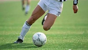 足球上场必须带护腿板吗