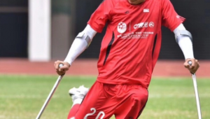 儿童足球鞋踢人疼吗？探究其中的真相与影响