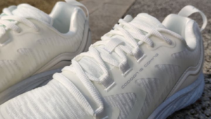 踢足球能否留指甲盖？解析指甲盖长度对足球运动的影响