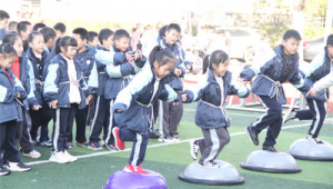 足球比赛中是否存在两人跳球的情况探讨