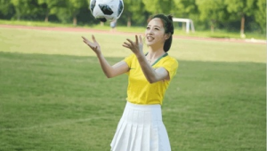 美女是否该为心仪男士看足球？一场关于兴趣与情感的探讨