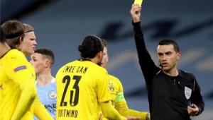 足球运动中外界后脚能否抬起？探究其规则与实际情况