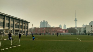 一桥旁边是否有足球馆？真相大揭秘