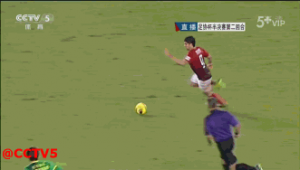 足球滑铲铲断腿是否犯规？规则解读与赛场实例分析